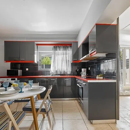 Beachside Apartment-pool-parking * La Canea